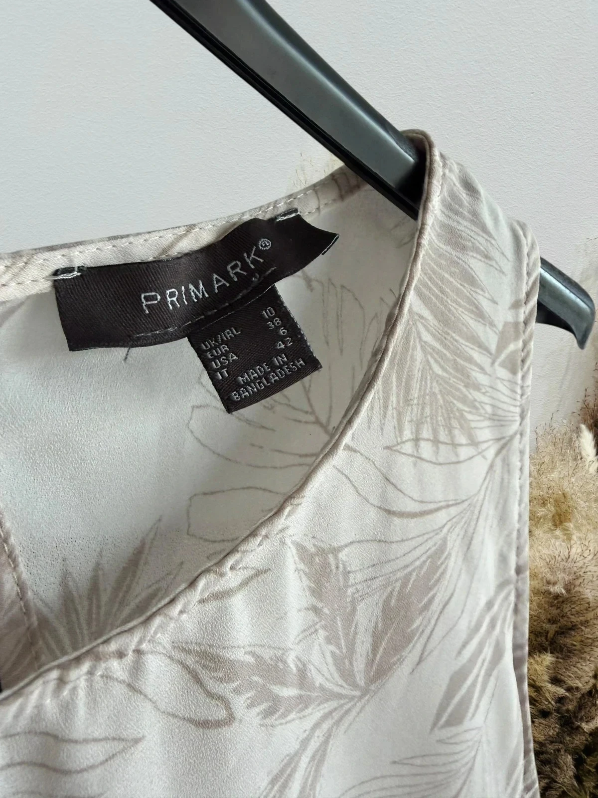 Mooie vloeiende crème zwangerschapsblouse met patroon T38/M – photo 4